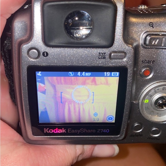 Kodak EasyShare Z740 Digital camera with band and case - Picture 6 of 8